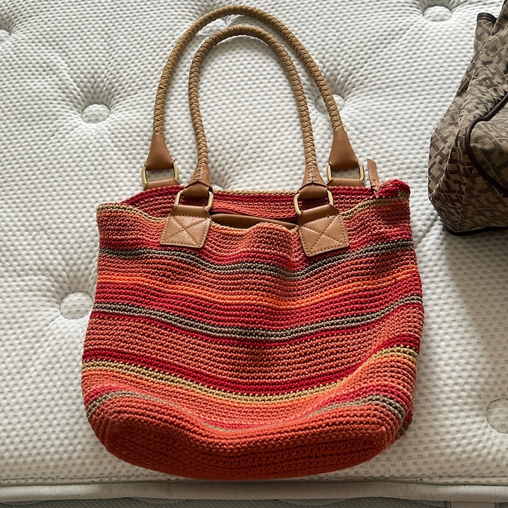 Free if purchase more than 40 dollars
Sak knitted Totes